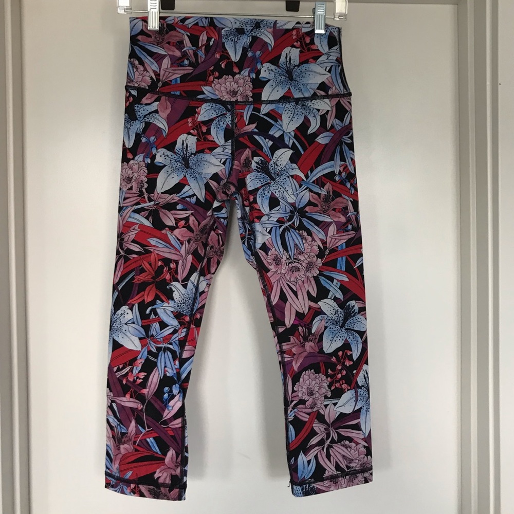 Lululemon floral crops size 10